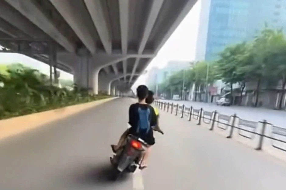 Truy vết camera tìm 2 thanh niên đánh võng xe máy ở Hà Nội Truy vết camera tìm 2 thanh niên đánh võng xe máy ở Hà Nội