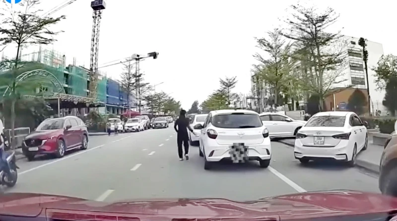 Từ phản ánh của người dân, nhiều tài xế vi phạm ở Hà Tĩnh bị xử phạt nghiêm Từ phản ánh của người dân, nhiều tài xế vi phạm ở Hà Tĩnh bị xử phạt nghiêm