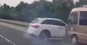 Tùy tiện chuyển làn trên cao tốc gây tai nạn, tài xế Mercedes bị CSGT xử lý