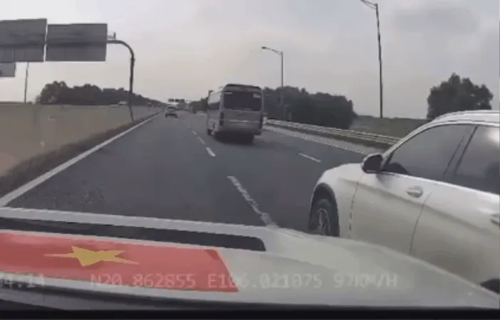 Tùy tiện chuyển làn trên cao tốc gây tai nạn, tài xế Mercedes bị CSGT xử lý