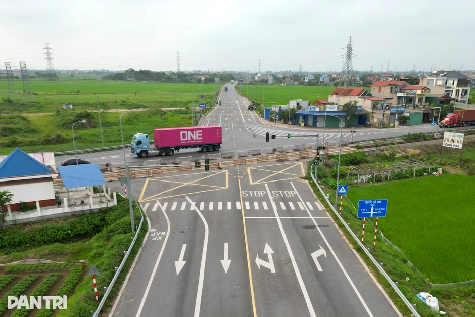 Tuyến đường 560 tỷ đồng ở Ninh Bình bị "đứt đoạn" vì rào chắn