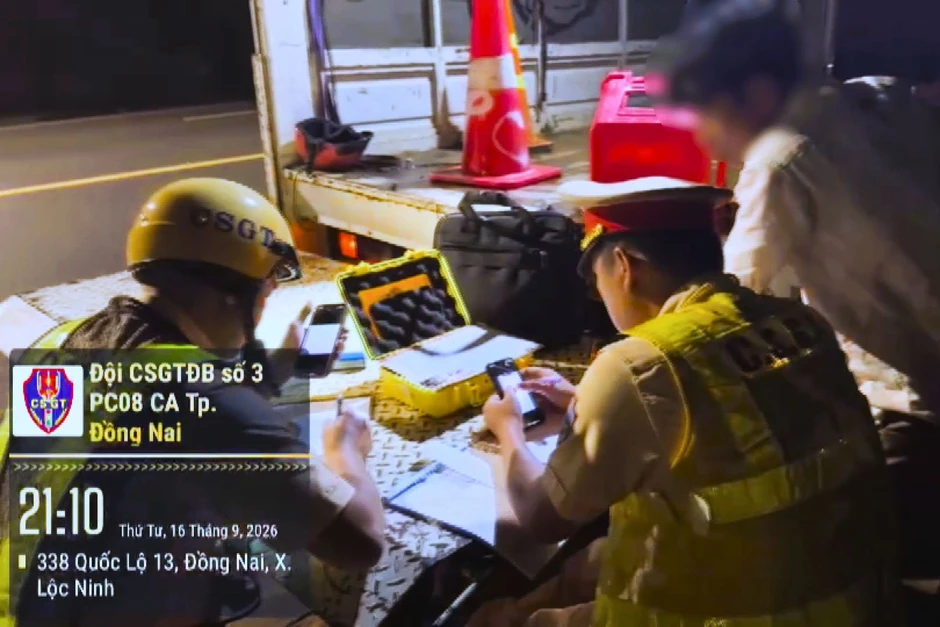 Uống rượu bia vẫn lái xe đi đổ dầu vì sợ giá tăng, nam tài xế bị niêm phong ô tô Uống rượu bia vẫn lái xe đi đổ dầu vì sợ giá tăng, nam tài xế bị niêm phong ô tô