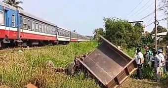 Va chạm giữa tàu hỏa và xe công nông, 3 người thương vong