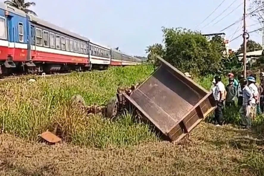 Va chạm giữa tàu hỏa và xe công nông, 3 người thương vong