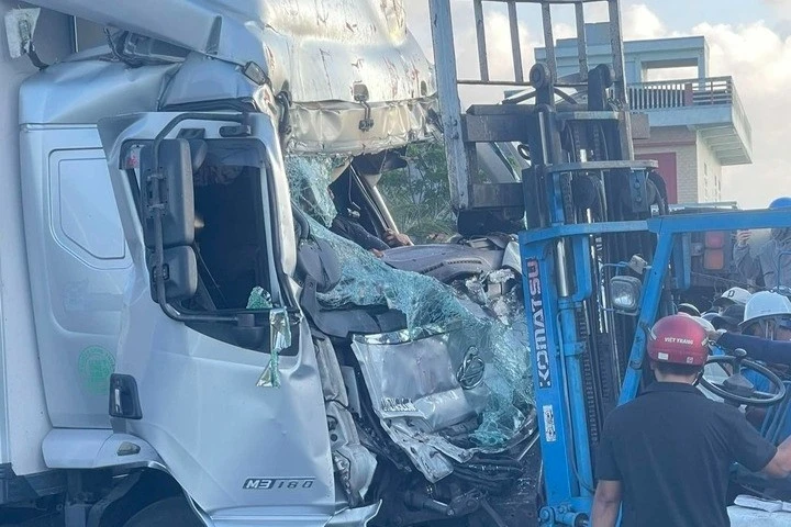 Va chạm ô tô tải và xe container trên quốc lộ, ba người thương vong Va chạm ô tô tải và xe container trên quốc lộ, ba người thương vong