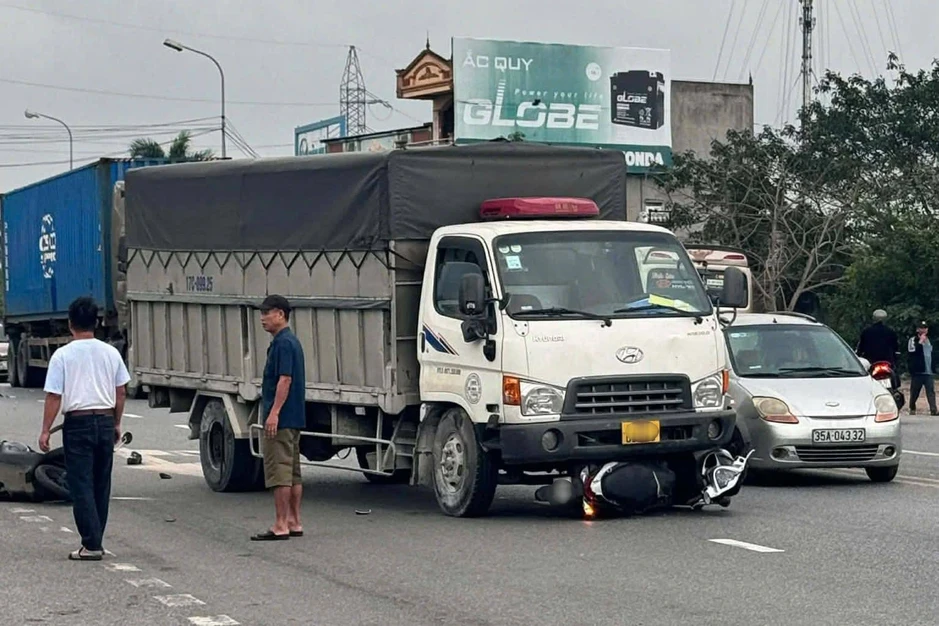 Va chạm với xe tải, 2 người chết, 1 người bị thương