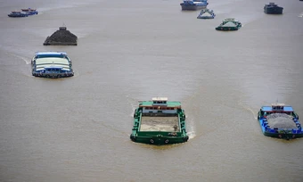 Vận tải đường thủy lao đao vì giá dầu tăng gấp đôi