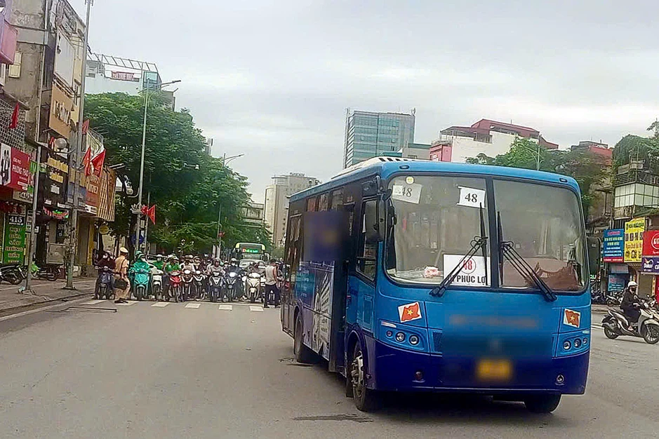 Vào nút giao không giảm tốc độ, xe buýt va chạm với xe máy Vào nút giao không giảm tốc độ, xe buýt va chạm với xe máy