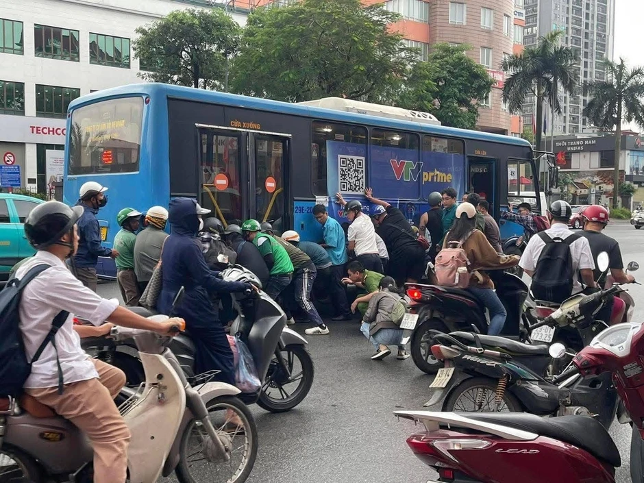 Vào nút giao không giảm tốc độ, xe buýt va chạm với xe máy Vào nút giao không giảm tốc độ, xe buýt va chạm với xe máy