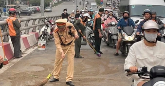 Vết dầu loang trên đường phố Hà Nội khiến nhiều người trượt ngã