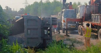 Vệt phanh 50m tại hiện trường vụ xe đầu kéo lật đè ô tô con làm tài xế tử vong