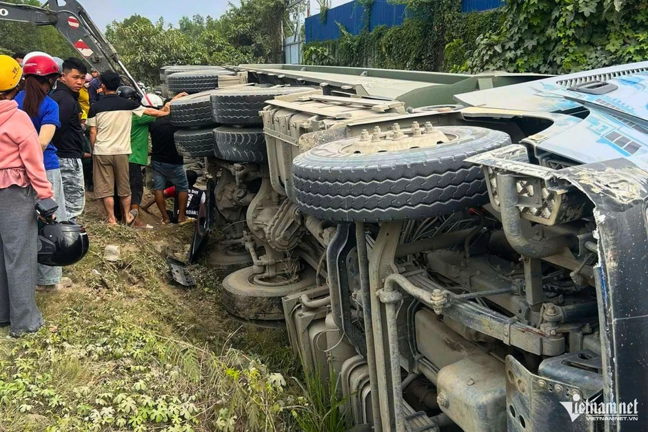 Vệt phanh 50m tại hiện trường vụ xe đầu kéo lật đè ô tô con làm tài xế tử vong Vệt phanh 50m tại hiện trường vụ xe đầu kéo lật đè ô tô con làm tài xế tử vong