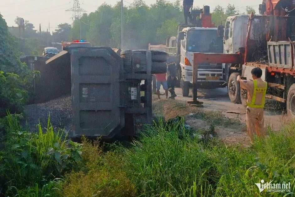 Vệt phanh 50m tại hiện trường vụ xe đầu kéo lật đè ô tô con làm tài xế tử vong Vệt phanh 50m tại hiện trường vụ xe đầu kéo lật đè ô tô con làm tài xế tử vong