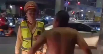 Vi phạm nồng độ cồn 'kịch khung', người đàn ông ở Hà Nội cởi trần la hét, chặn xe CSGT