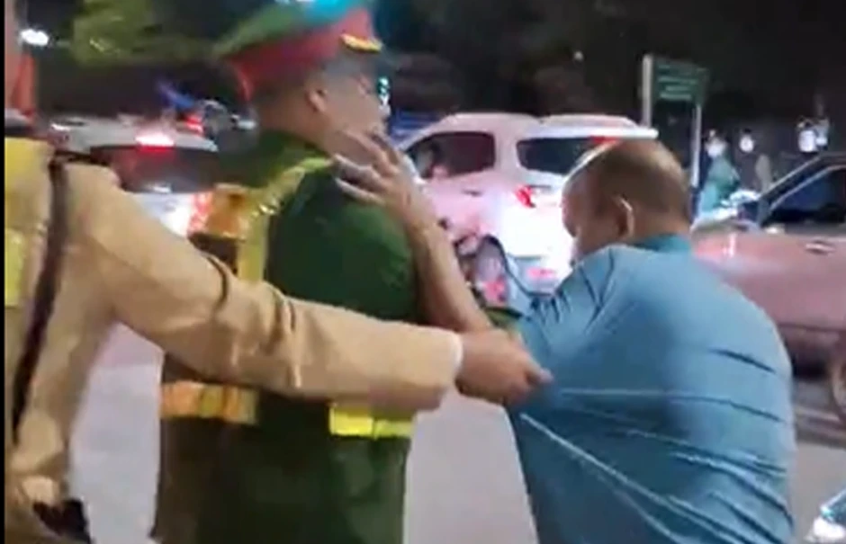 Vi phạm nồng độ cồn, tài xế gây va chạm rồi tìm cách bỏ chạy ở Hà Nội Vi phạm nồng độ cồn, tài xế gây va chạm rồi tìm cách bỏ chạy ở Hà Nội