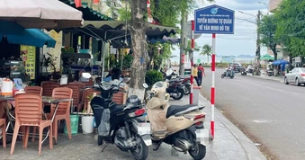 Vỉa hè thành “sân riêng” của nhà hàng, du khách tìm chỗ đậu xe còn bị đuổi
