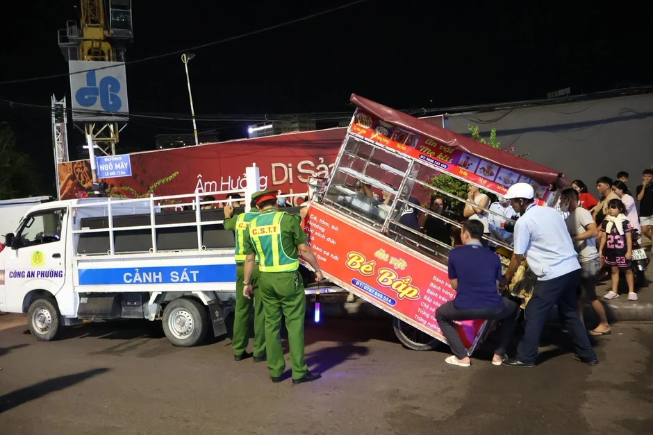 Vỉa hè thành “sân riêng” của nhà hàng, du khách tìm chỗ đậu xe còn bị đuổi