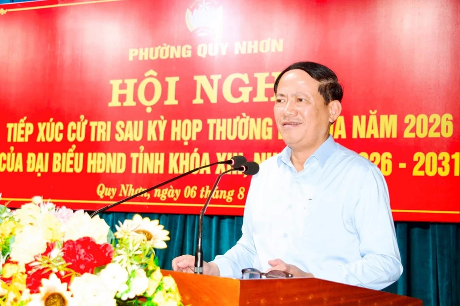 Vỉa hè thành “sân riêng” của nhà hàng, du khách tìm chỗ đậu xe còn bị đuổi
