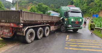 Vợ tử vong, chồng con bị thương nặng sau va chạm với xe đầu kéo
