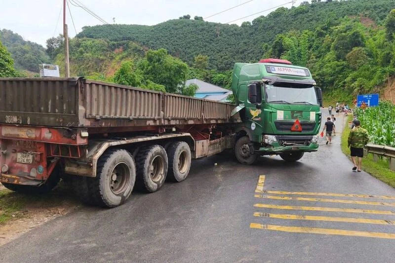 Vợ tử vong, chồng con bị thương nặng sau va chạm với xe đầu kéo Vợ tử vong, chồng con bị thương nặng sau va chạm với xe đầu kéo