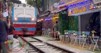 Vụ cô gái bị tàu hất văng điện thoại ở 'phố cà phê đường tàu': Xử phạt chủ quán