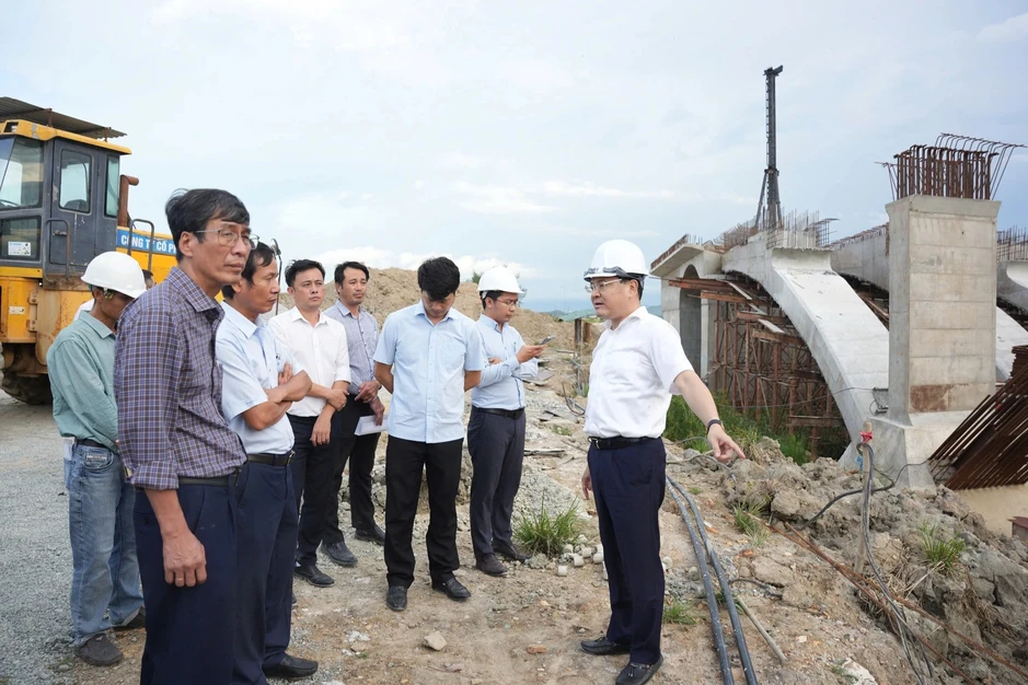Vụ đường nối sân bay chìm giữa ruộng nước: Chấn chỉnh các nhà thầu