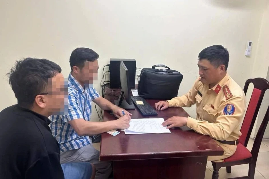 Vụ hỏi CSGT "em có biết anh không?": Tài xế ô tô bị phạt 19,5 triệu đồng Vụ hỏi CSGT "em có biết anh không?": Tài xế ô tô bị phạt 19,5 triệu đồng