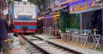 Vụ nữ du khách bị tàu hất điện thoại ở Hà Nội: Phạt chủ quán cà phê