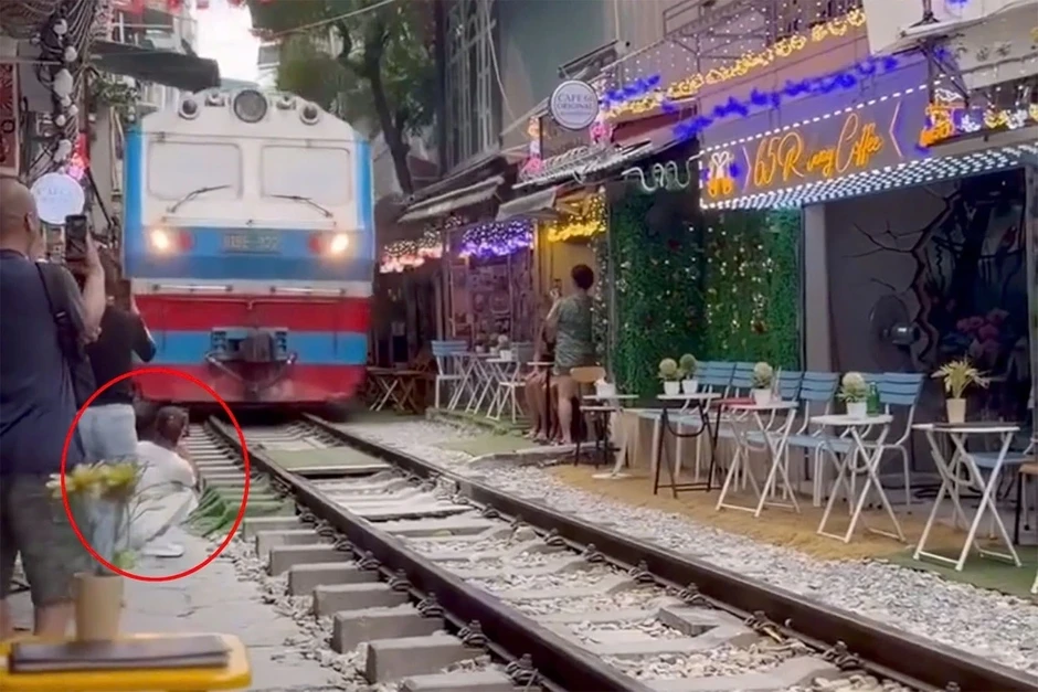 Vụ nữ du khách bị tàu hất điện thoại ở Hà Nội: Phạt chủ quán cà phê Vụ nữ du khách bị tàu hất điện thoại ở Hà Nội: Phạt chủ quán cà phê