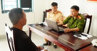 Vụ ô tô đỗ chắn đường: Không nghiêm trọng như phản ánh, đã xử phạt tài xế