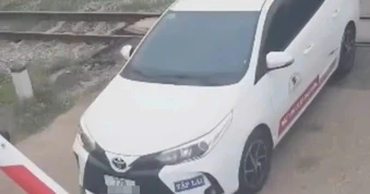 Vụ ô tô tập lái cố vượt barie đang hạ: Mượn xe đưa người đi cấp cứu