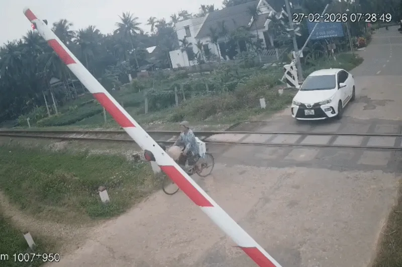 Vụ ô tô tập lái cố vượt barie đang hạ: Mượn xe đưa người đi cấp cứu