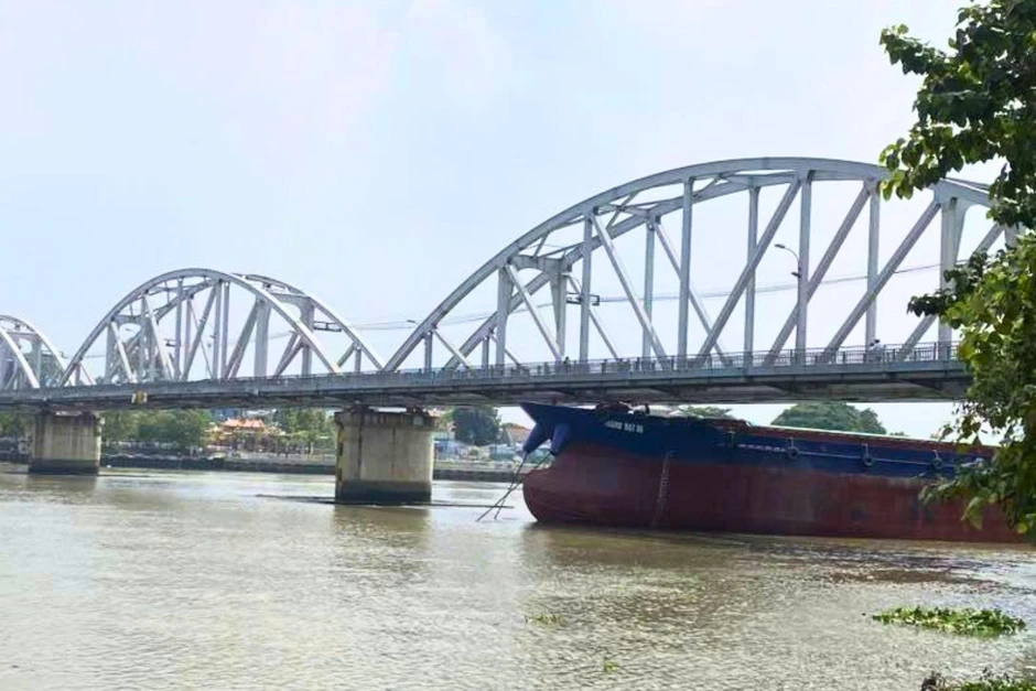 Vụ sà lan tông cầu Ghềnh: Kết quả nồng độ cồn của tài công và nguyên nhân ban đầu Vụ sà lan tông cầu Ghềnh: Kết quả nồng độ cồn của tài công và nguyên nhân ban đầu
