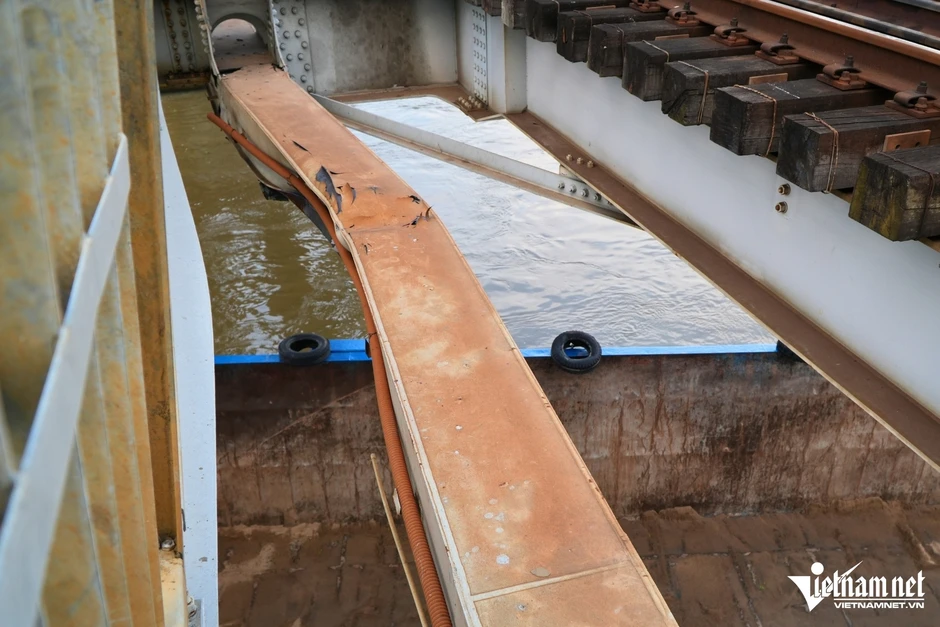 Vụ sà lan tông cầu Ghềnh: Kết quả nồng độ cồn của tài công và nguyên nhân ban đầu Vụ sà lan tông cầu Ghềnh: Kết quả nồng độ cồn của tài công và nguyên nhân ban đầu