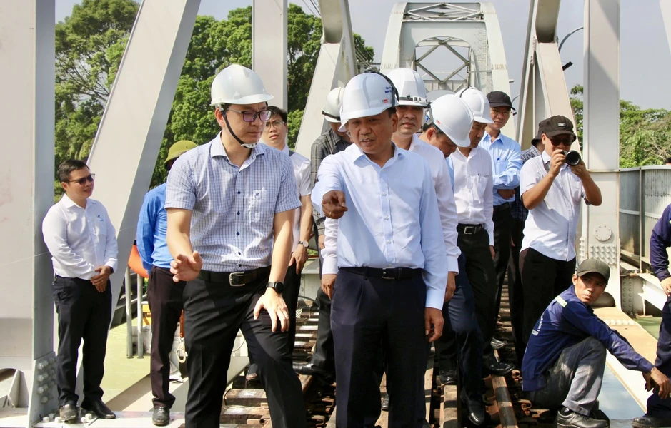 Vụ sà lan tông vào cầu Ghềnh: Thiệt hại hơn 40 tỷ đồng Vụ sà lan tông vào cầu Ghềnh: Thiệt hại hơn 40 tỷ đồng