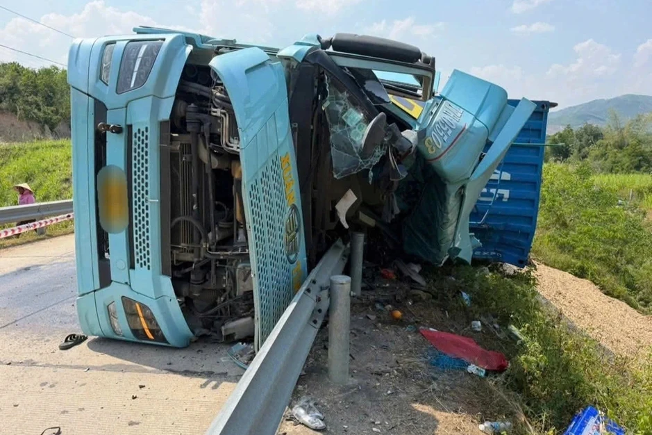 Vụ tai nạn 3 người tử vong: Xe container lấn làn trước khi lật nghiêng