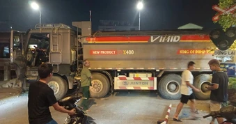 Vụ tàu hỏa tông ô tô tải ở Hà Nội: Đề nghị xem xét trách nhiệm của lái xe