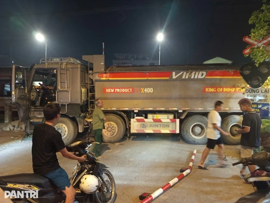 Vụ tàu hỏa tông ô tô tải ở Hà Nội: Đề nghị xem xét trách nhiệm của lái xe Vụ tàu hỏa tông ô tô tải ở Hà Nội: Đề nghị xem xét trách nhiệm của lái xe