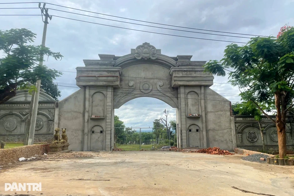 Vụ xây cổng hoành tráng lấn hành lang quốc lộ: Nhận sai nhưng chưa tháo dỡ Vụ xây cổng hoành tráng lấn hành lang quốc lộ: Nhận sai nhưng chưa tháo dỡ