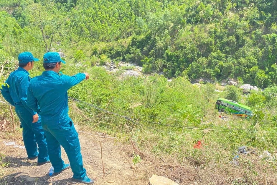 Vụ xe khách chở 12 người lao xuống vực sâu: Ô tô mất phanh khi đổ đèo?