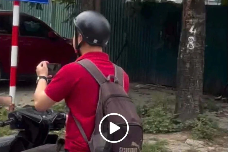 Vừa lái xe máy vừa dùng điện thoại, nam thanh niên bị phạt 900.000 đồng Vừa lái xe máy vừa dùng điện thoại, nam thanh niên bị phạt 900.000 đồng