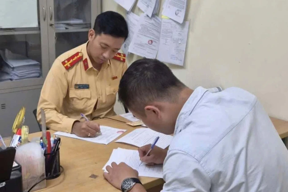 Vừa lái xe máy vừa dùng điện thoại, nam thanh niên bị phạt 900.000 đồng Vừa lái xe máy vừa dùng điện thoại, nam thanh niên bị phạt 900.000 đồng