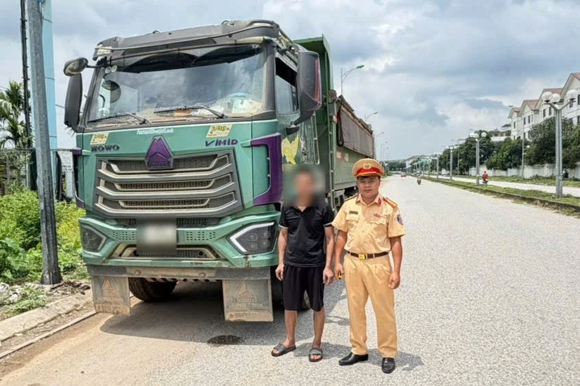 Vừa lái xe tải vừa dùng điện thoại, nam tài xế bị phạt 5 triệu đồng Vừa lái xe tải vừa dùng điện thoại, nam tài xế bị phạt 5 triệu đồng