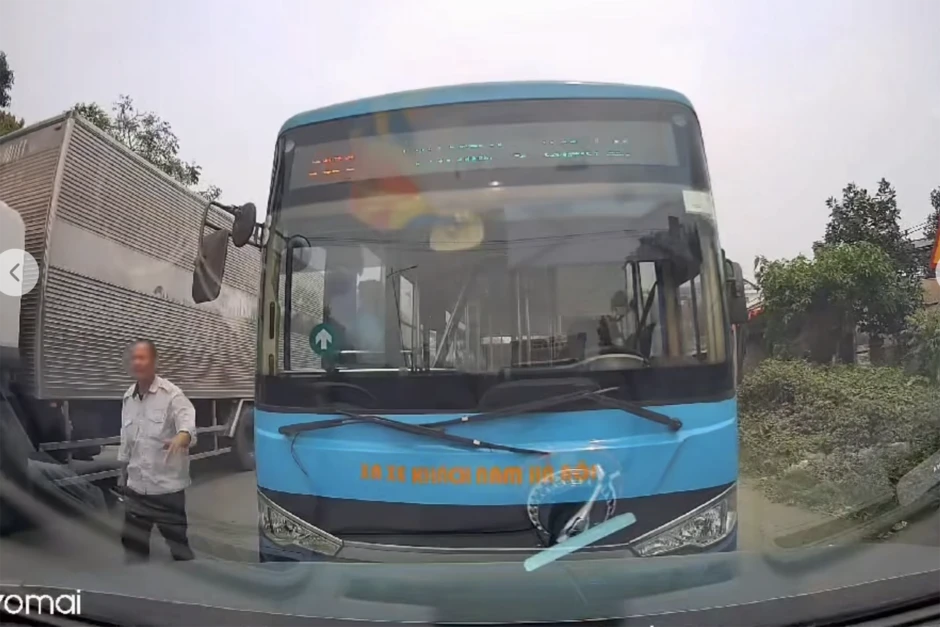 Vượt ẩu bất chấp, tài xế xe buýt còn ép xe đi đúng Vượt ẩu bất chấp, tài xế xe buýt còn ép xe đi đúng