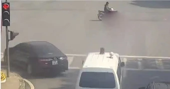 Vượt đèn đỏ để nhường đường xe ưu tiên, tài xế có bị xử phạt?