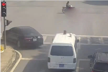 Vượt đèn đỏ để nhường đường xe ưu tiên, tài xế có bị xử phạt? Vượt đèn đỏ để nhường đường xe ưu tiên, tài xế có bị xử phạt?