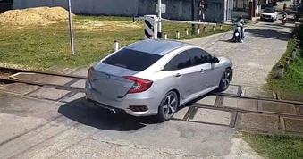 Vượt đèn đỏ đường sắt, nữ tài xế bị tước bằng lái 2 tháng