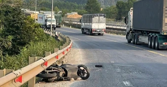 Vượt xe đầu kéo đang lên dốc, 2 người thương vong