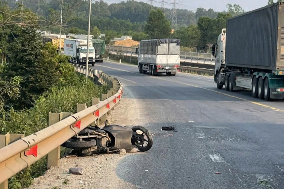 Vượt xe đầu kéo đang lên dốc, 2 người thương vong Vượt xe đầu kéo đang lên dốc, 2 người thương vong
