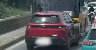 Vượt xe sai quy định, tài xế ô tô bị xe buýt "ép" lùi một đoạn dài